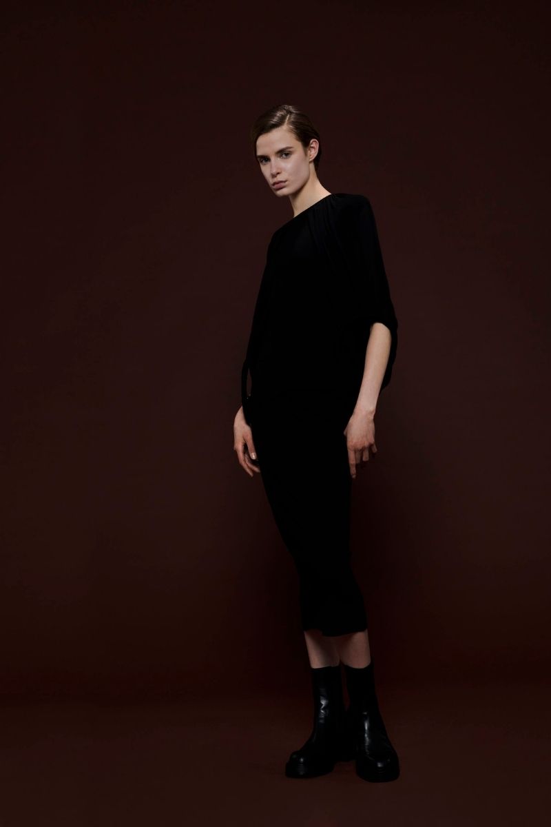 KNITTED PENCIL SKIRT IN BLACK